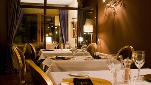 Petit déjeuner, déjeuner et dîner servis sur place