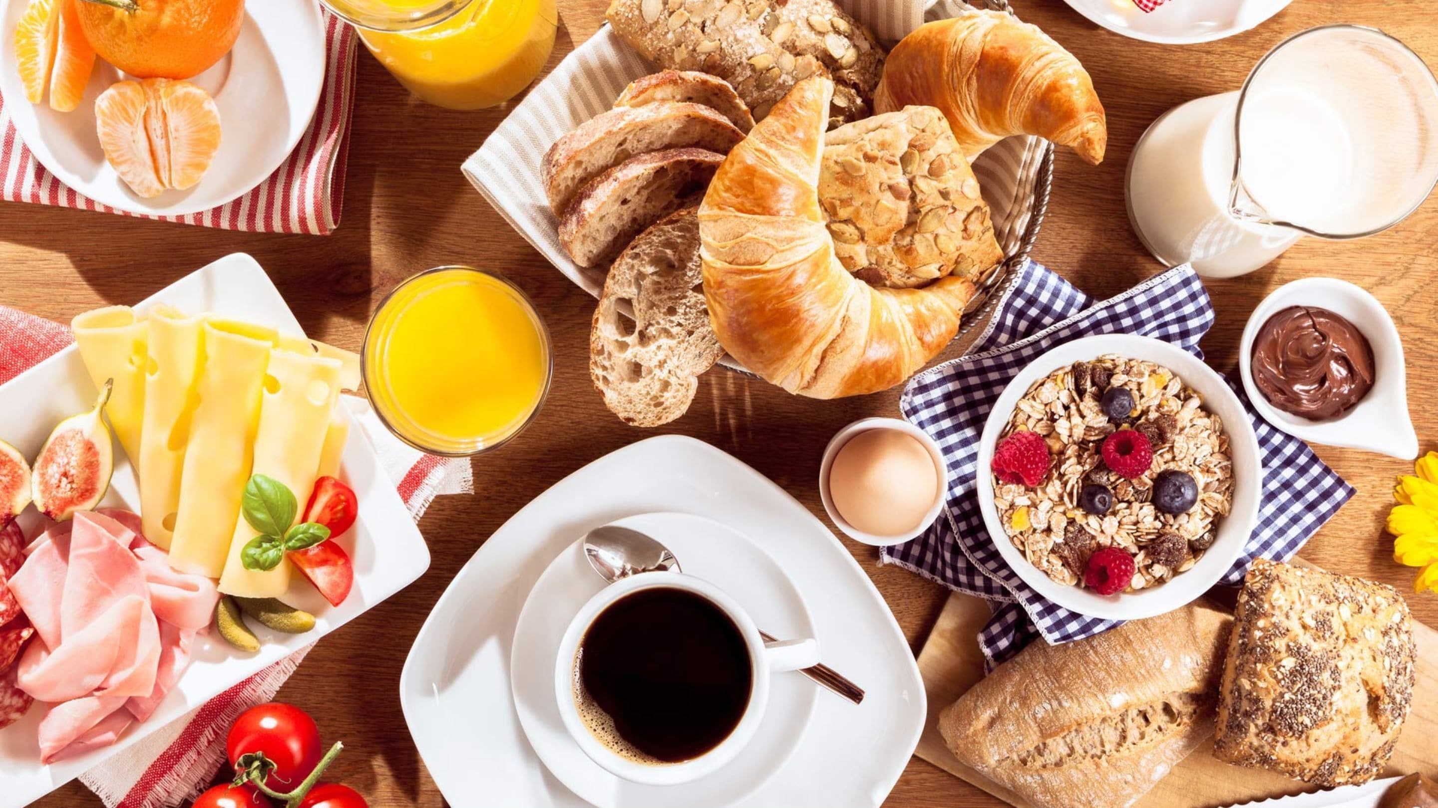 daily buffet breakfast (pln 95 per person)
