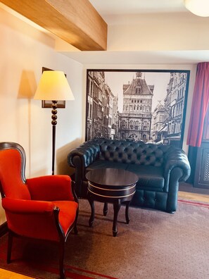 Habitación Premium (  5* ) | Área de sala de estar | Televisión de pantalla plana 