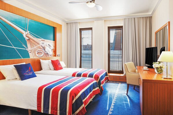 Habitación estándar con 1 cama matrimonial o 2 individuales (4*) | Ropa de cama de alta calidad y minibar 