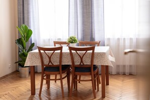 Suite – junior, 2 soverom, kjøkken, byutsikt | Eget kjøkken | Kjøleskap, mikrobølgeovn, kokeplater og kaffetrakter/tekoker