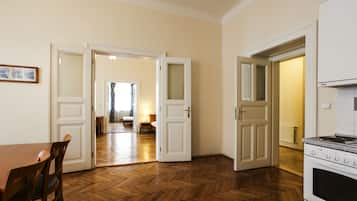 Junior-Suite, 2 Schlafzimmer, Küche, Stadtblick | Wohnbereich | Fernseher
