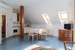 Apartamento standard, 2 camas de solteiro, para não fumantes, vista para a cidade | Cozinha privada | Geladeira, micro-ondas, cooktop, cafeteira/chaleira