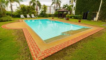 Hồ bơi ngoài trời