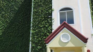 Vista frontal de la propiedad