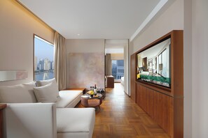 Shanghai Suite with River View | Egyptian cotton sheets, hypo-allergenic bedding, down comforters