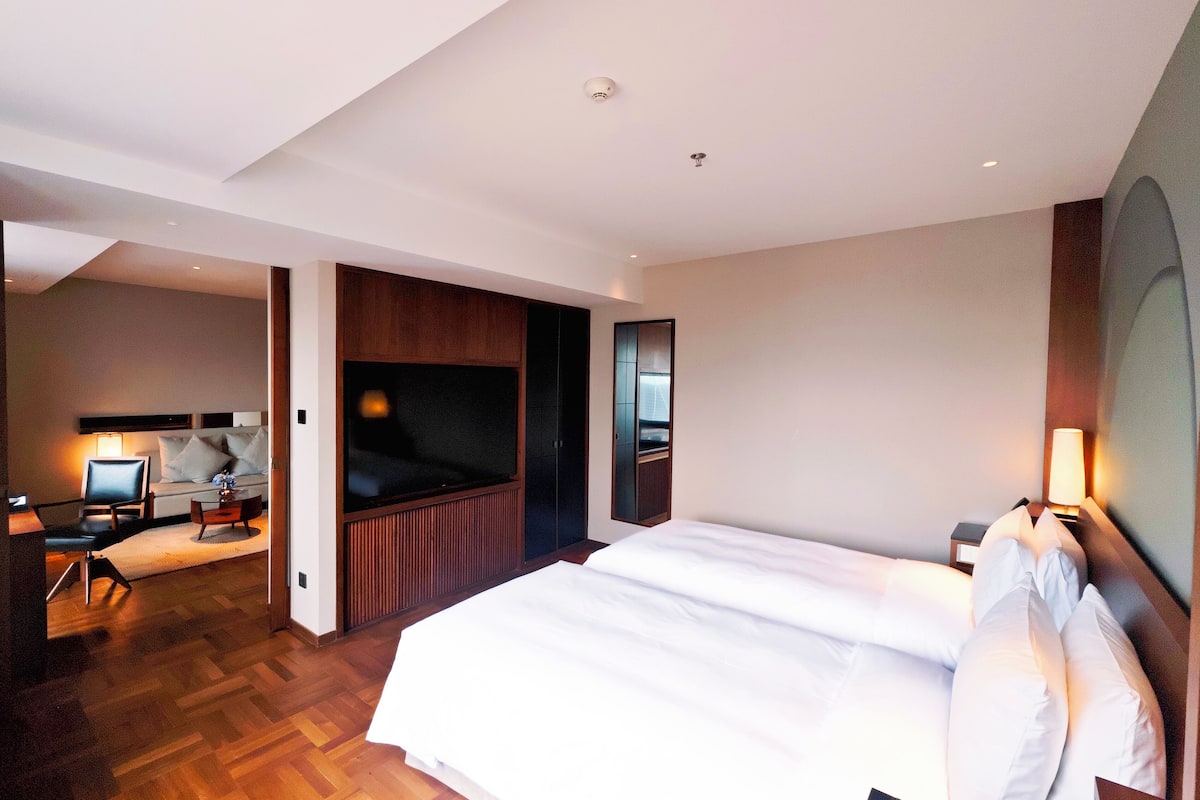 Shanghai Family Suite with City View | Egyptian cotton sheets, hypo-allergenic bedding, down comforters