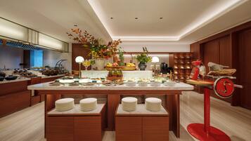 Daily buffet breakfast (CNY 198 per person)