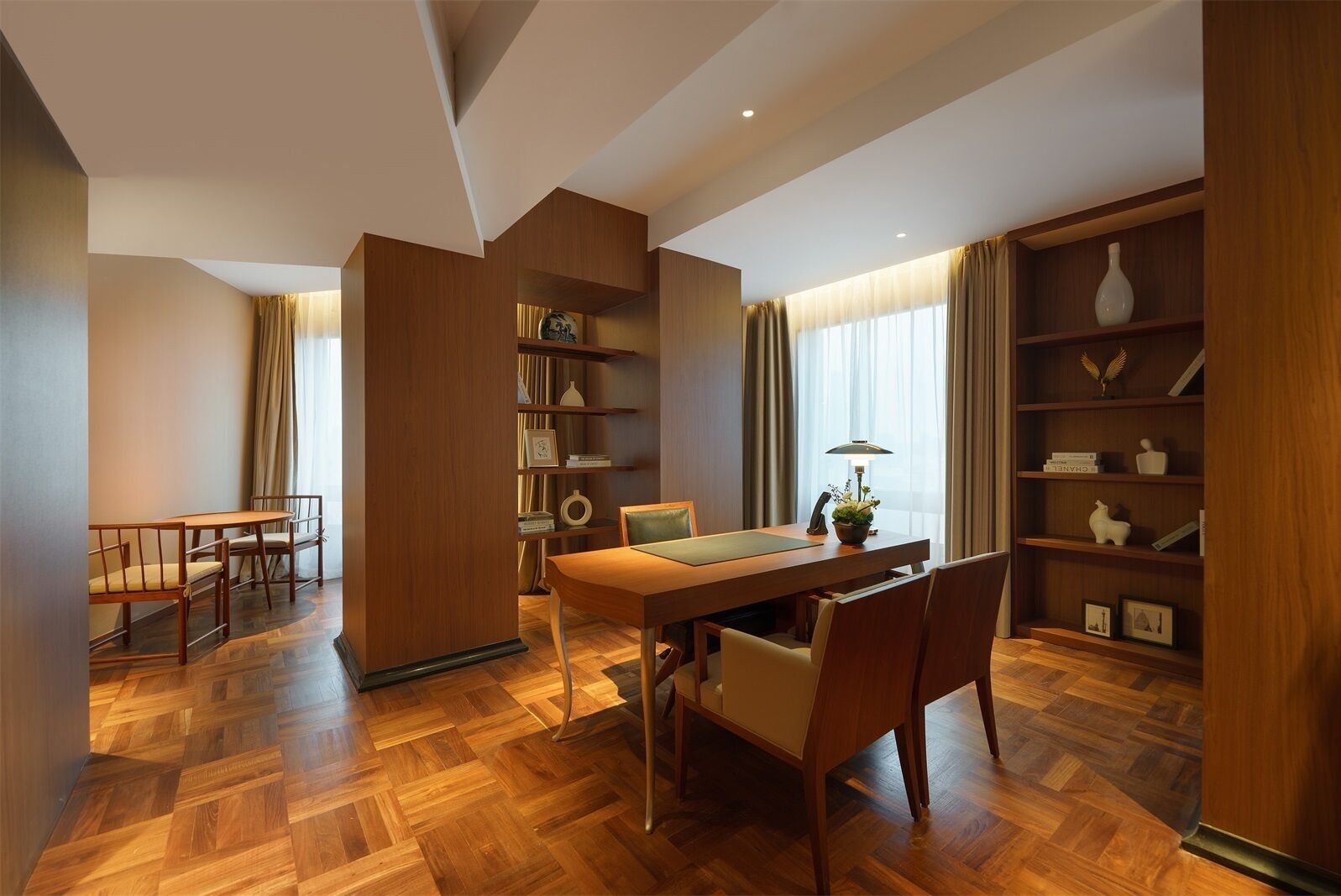 Presidential-suite - udsigt til flod | Opholdsområde | 42-tommers fladskærms-tv med kabelkanaler, tv, dvd-afspiller