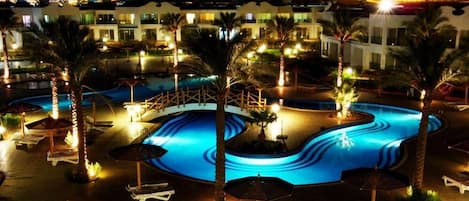 Outdoor pool, pool umbrellas, sun loungers