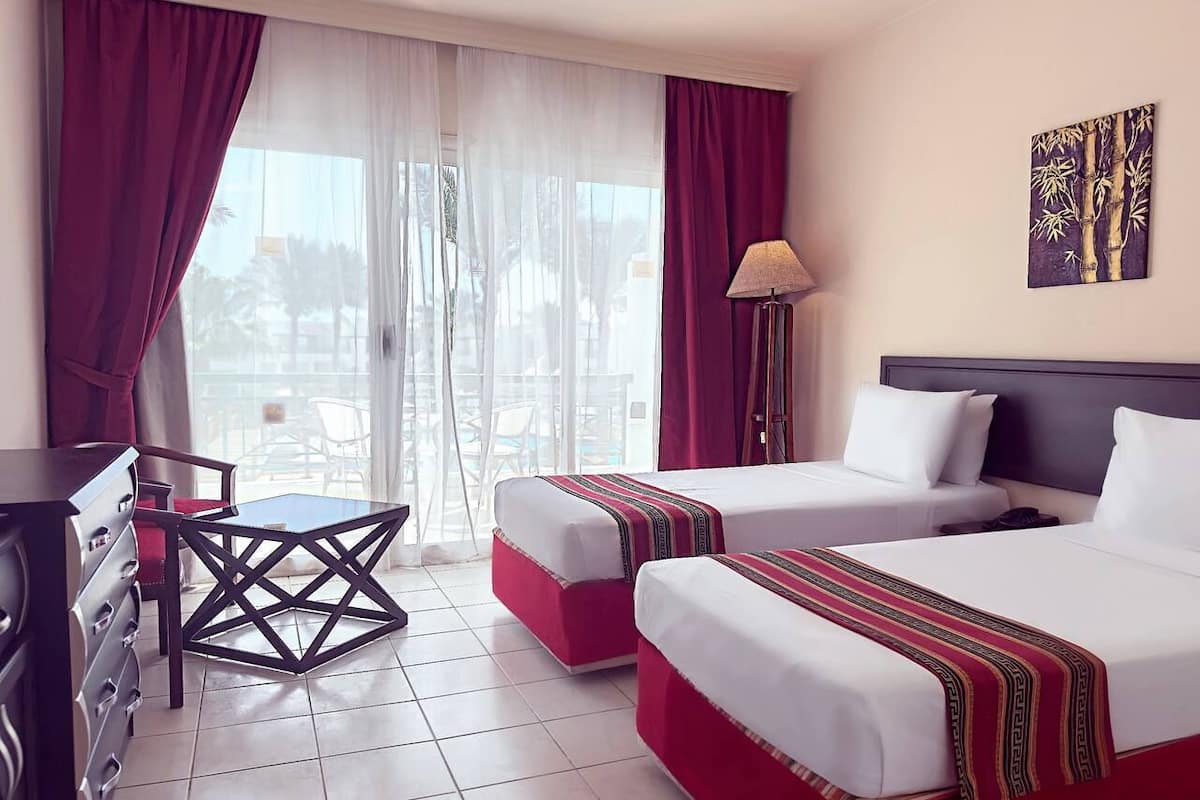 Habitación estándar con 1 cama doble o 2 individuales, vistas al jardín | Minibar (con algunos artículos gratuitos), caja fuerte, cortinas opacas