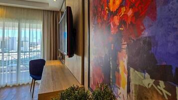 Chambre Deluxe Double ou avec lits jumeaux, vue piscine | Mini-bar avec articles gratuits, coffres-forts dans les chambres