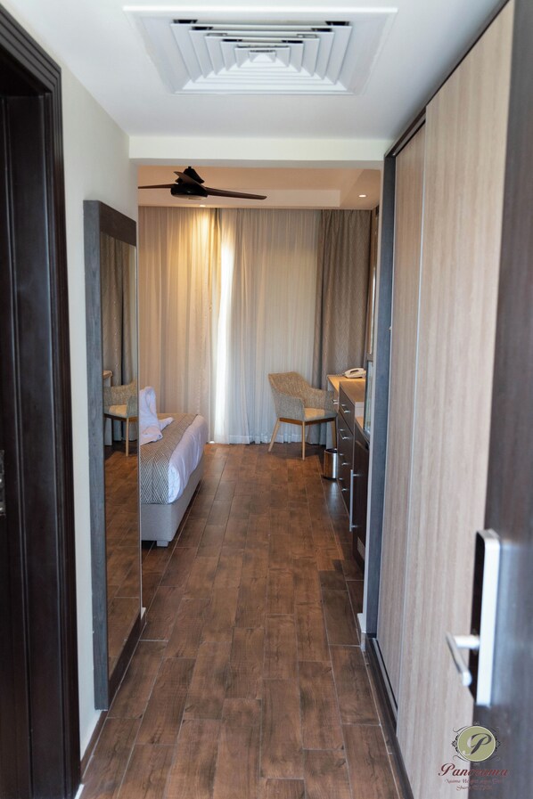 Mini-bar avec articles gratuits, coffres-forts dans les chambres