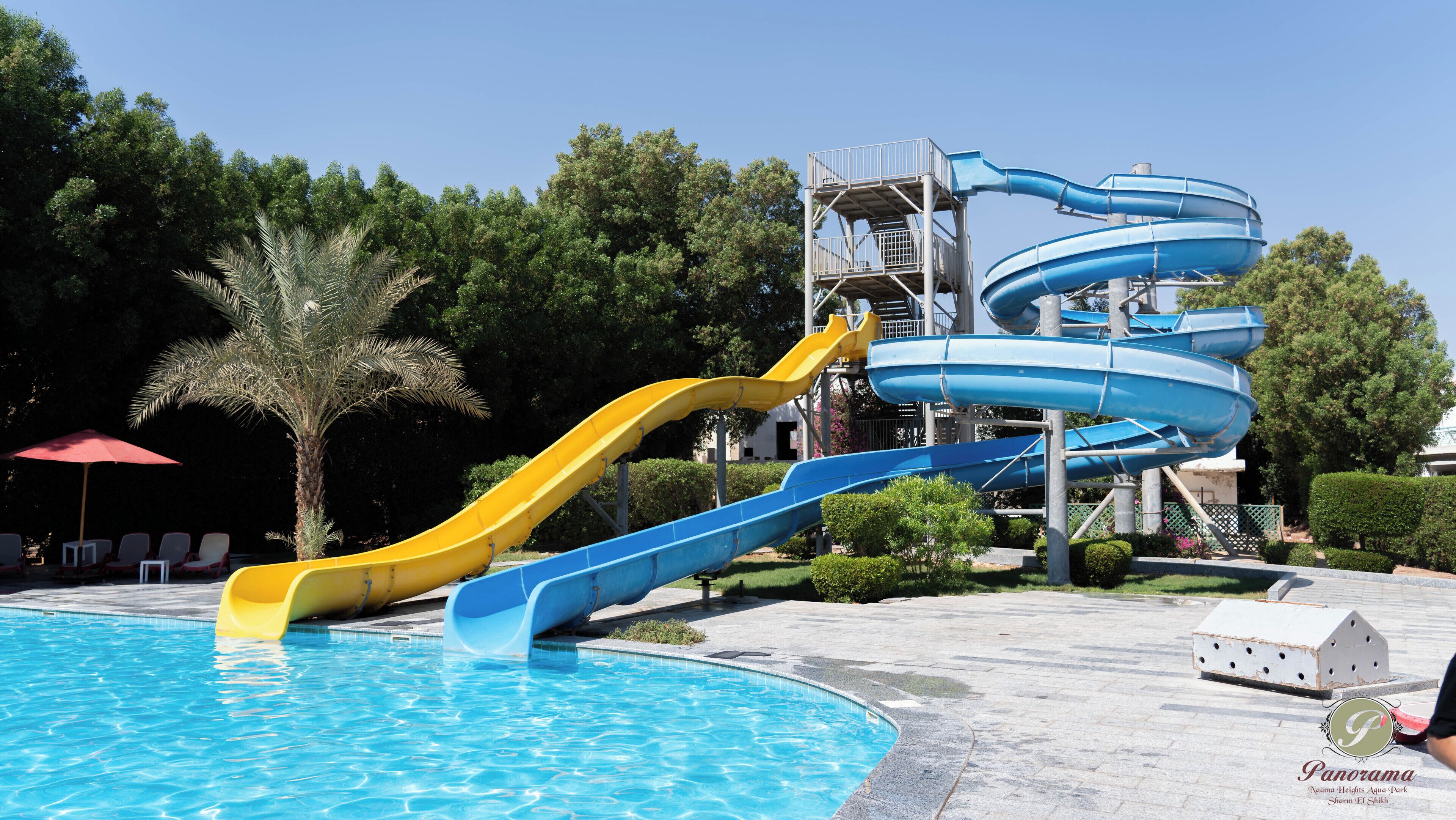 En vattenpark med flera vattenrutschkanor och en pool.