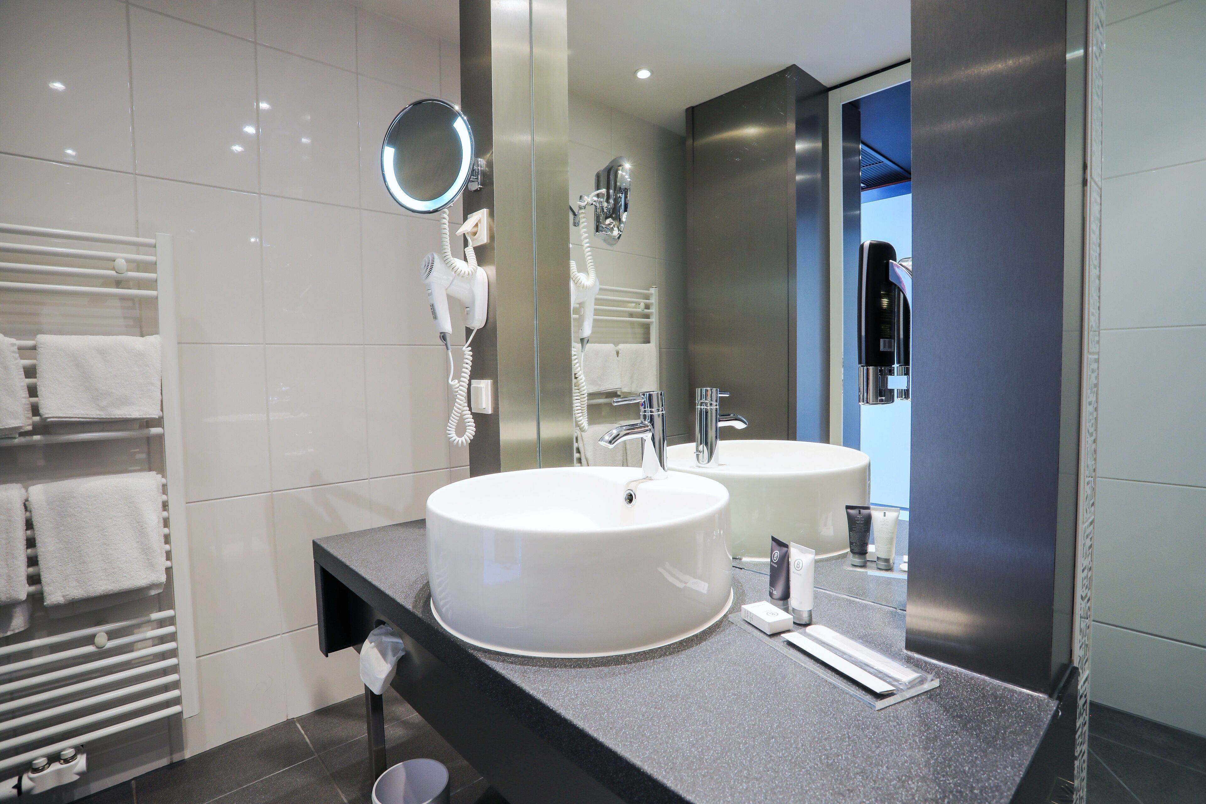 panoramic double room, 1 queen bed, non smoking, lake view (tower) | bathroom | hair dryer, towels, soap, shampoo