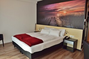 全景双人房, 1 张大床, 无烟房, 湖景 (Tower) | 防过敏的被褥、客房内保险箱、办公桌、笔记本电脑工作区