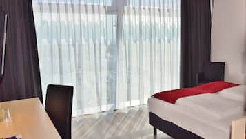 Panoramic-Doppelzimmer, 1 Queen-Bett, Nichtraucher, Seeblick (Tower) | Allergikerbettwaren, Zimmersafe, Schreibtisch