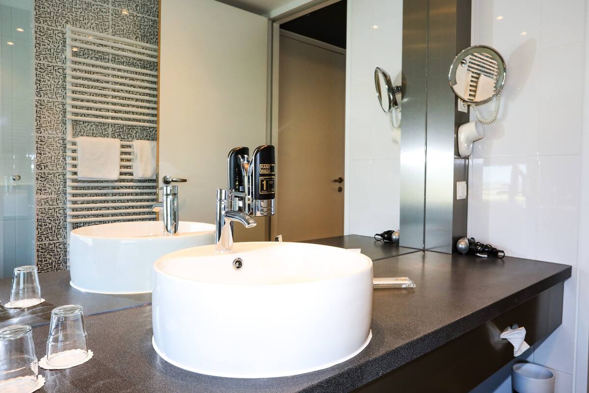 superior double room, 1 queen bed, non smoking (pannonia superior) | bathroom | hair dryer, towels, soap, shampoo