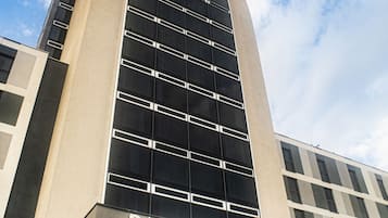 L’hôtel Pannon Tower se distingue par son architecture moderne, caractérisée par une structure verticale imposante et un grand auvent d’entrée.