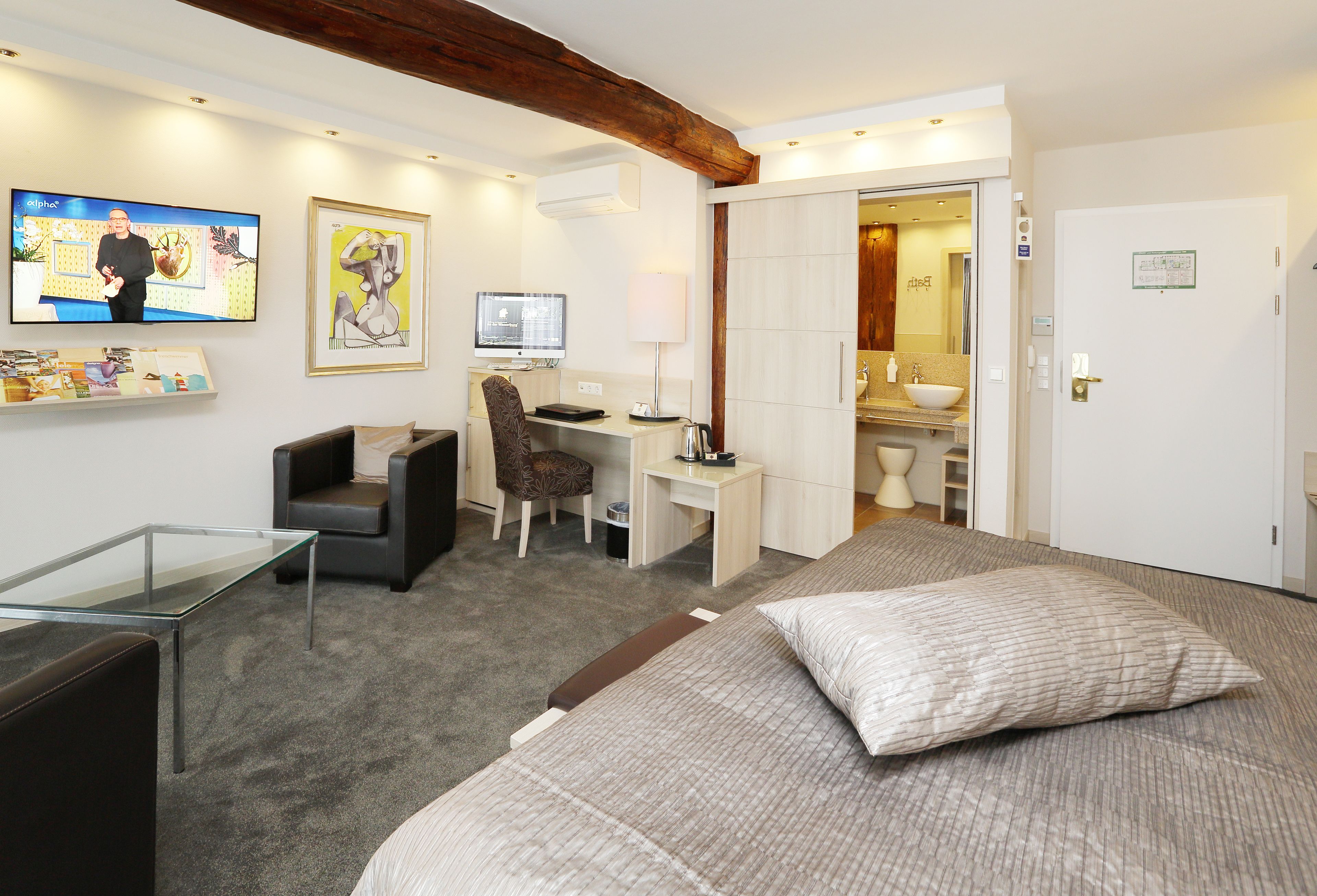 suite | 1 bedroom, minibar, in-room safe, individually decorated