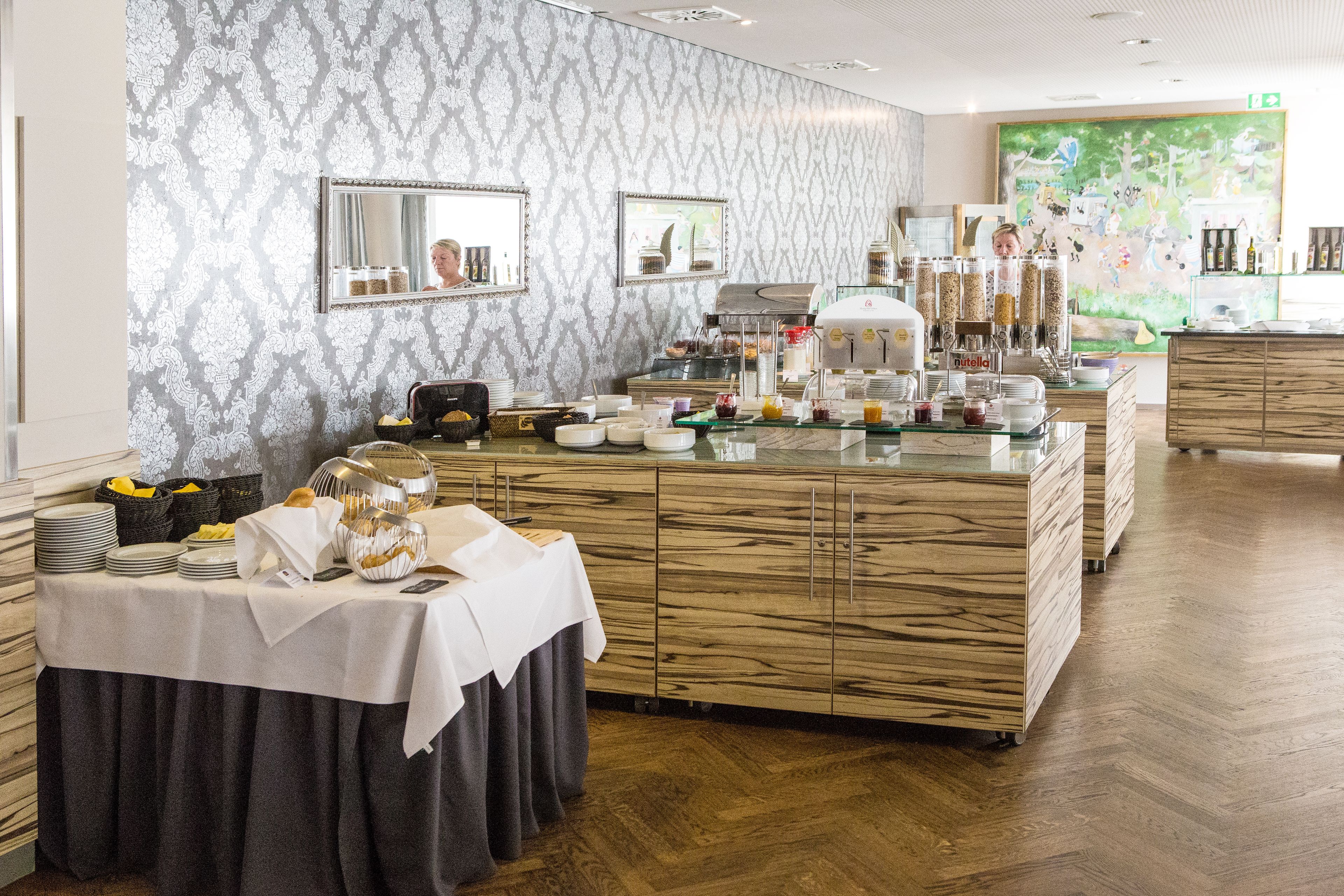 Full breakfast on weekdays (EUR 25.5 per person)