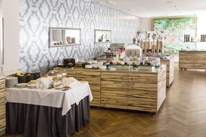 Full breakfast on weekdays (EUR 25.5 per person)
