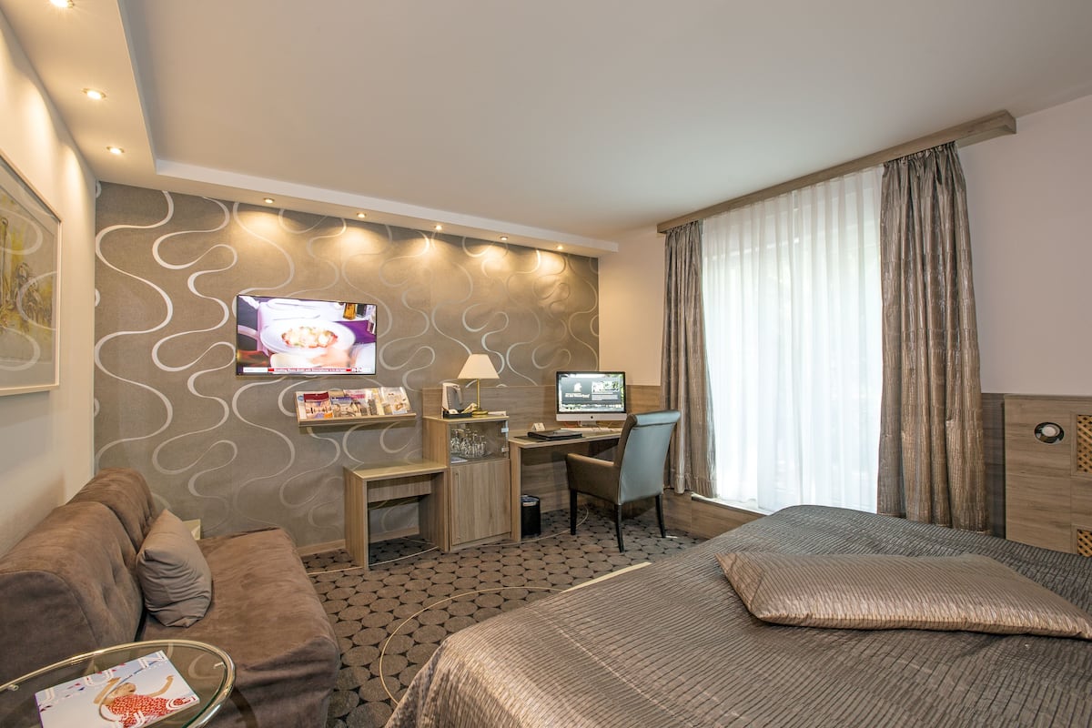 Suite Junior | 1 camera, minibar, una cassaforte in camera, con stile personalizzato