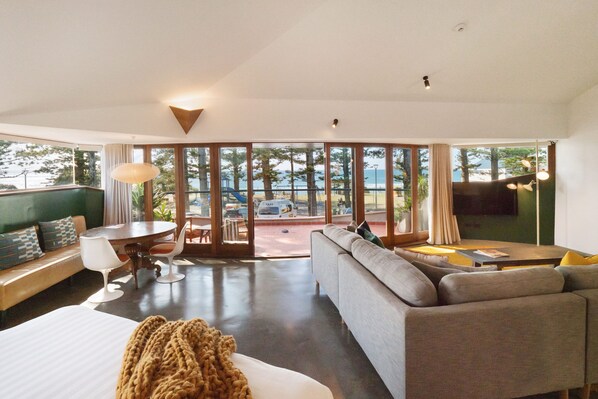 蜜月客房 (Beachfront) | 迷你吧、客房內保險箱、筆電工作空間、熨斗/熨衣板