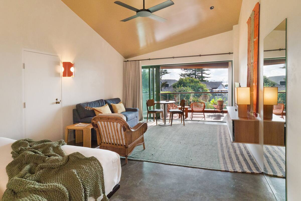 Refurbished Beach Balcony Suite | 미니바, 객실 내 금고, 노트북 작업 공간, 다리미/다리미판
