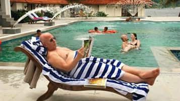 Udendørs pool, åben fra kl. 08.00 til kl. 20.00, parasoller, liggestole