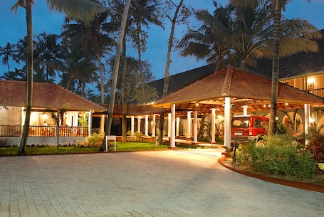 Fachada de la propiedad por la tarde o noche