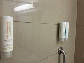 Hair dryer, towels - Econo Lodge City Centre (Kingston)