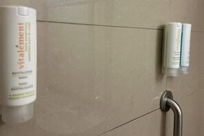 Desk, iron/ironing board, free cots/infant beds, WiFi - Econo Lodge City Centre (Kingston)