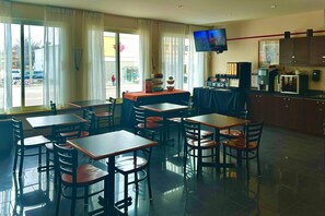 Breakfast area - Econo Lodge City Centre (Kingston)