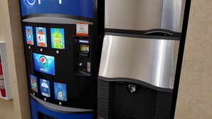 Máquina automática com logótipo da Pepsi e frigorífico de aço inoxidável.