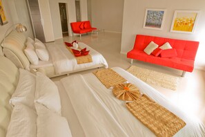 Suite de luna de miel, 1 cama King size y sofá cama | Minibar, caja de seguridad en la habitación, cunas y camas extra 