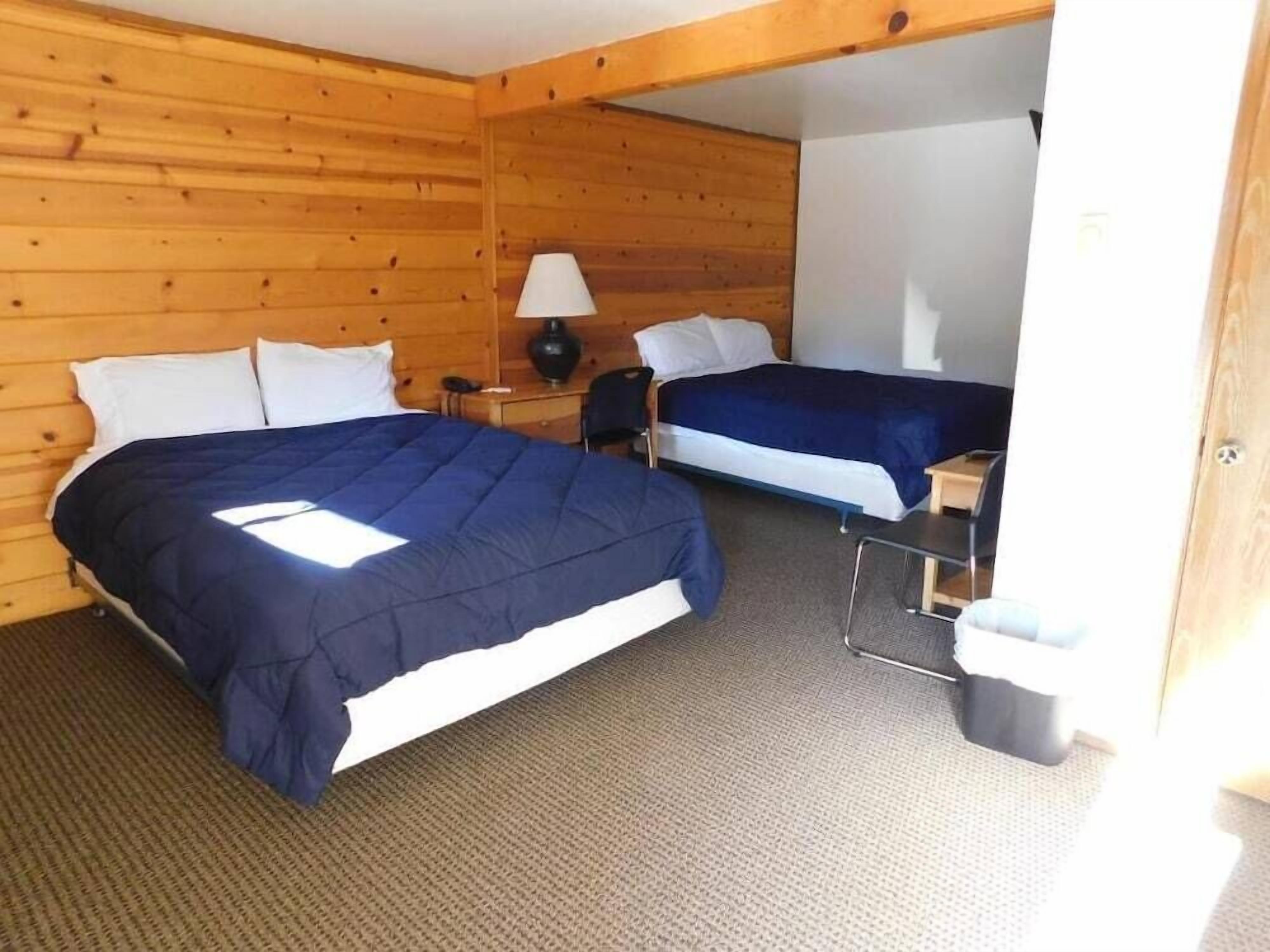 Een bureau, een strijkplank/strijkijzer, gratis wifi, beddengoed