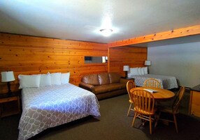 Habitación Deluxe, 1 cama de matrimonio | Escritorio, tabla de planchar con plancha, wifi gratis y ropa de cama