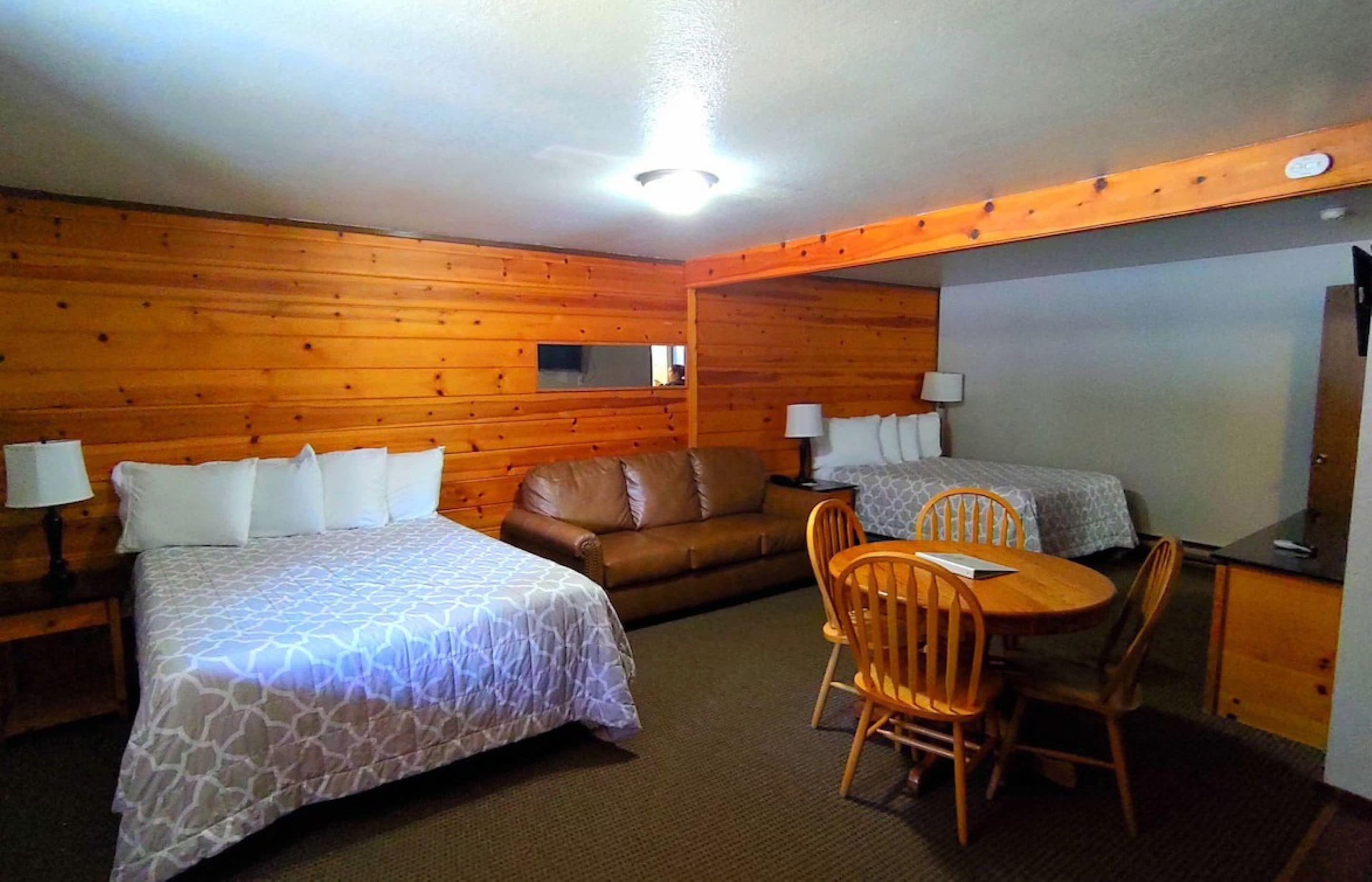 Camera Deluxe, 1 letto queen | Una scrivania, ferro/asse da stiro, Wi-Fi gratuito, lenzuola