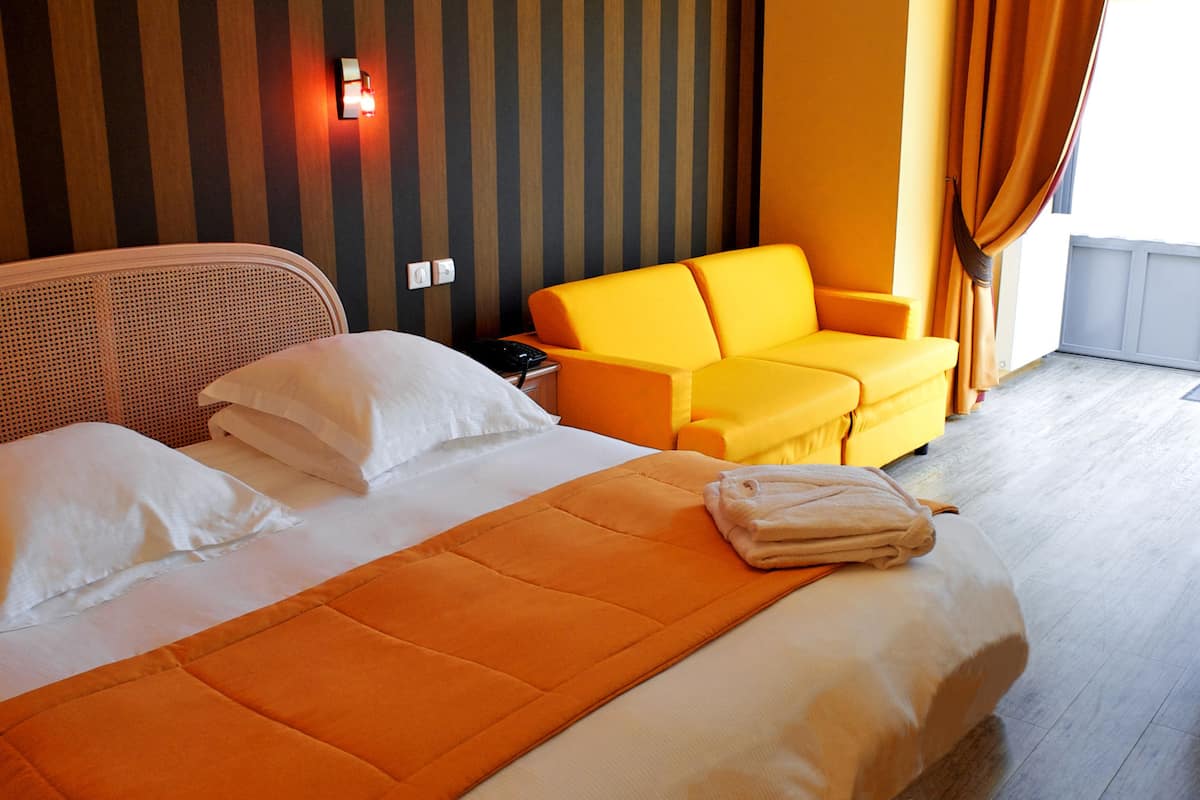 family room | in-room safe, soundproofing, cots/infant beds, free wifi