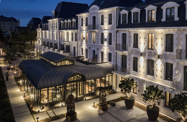 Grand Hôtel De Courtoisville - Saint-Coulomb