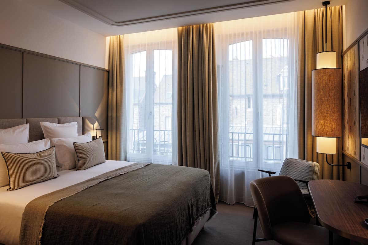 Premium bedding, in-room safe, desk, laptop workspace