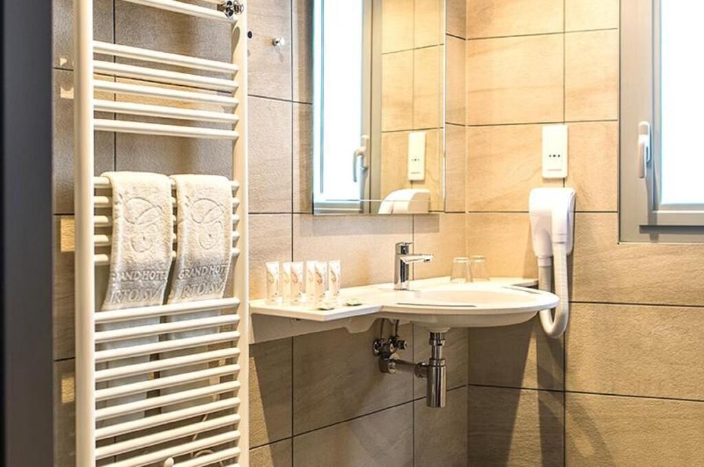 junior suite | bathroom | combined shower/bathtub, free toiletries, hair dryer, bathrobes