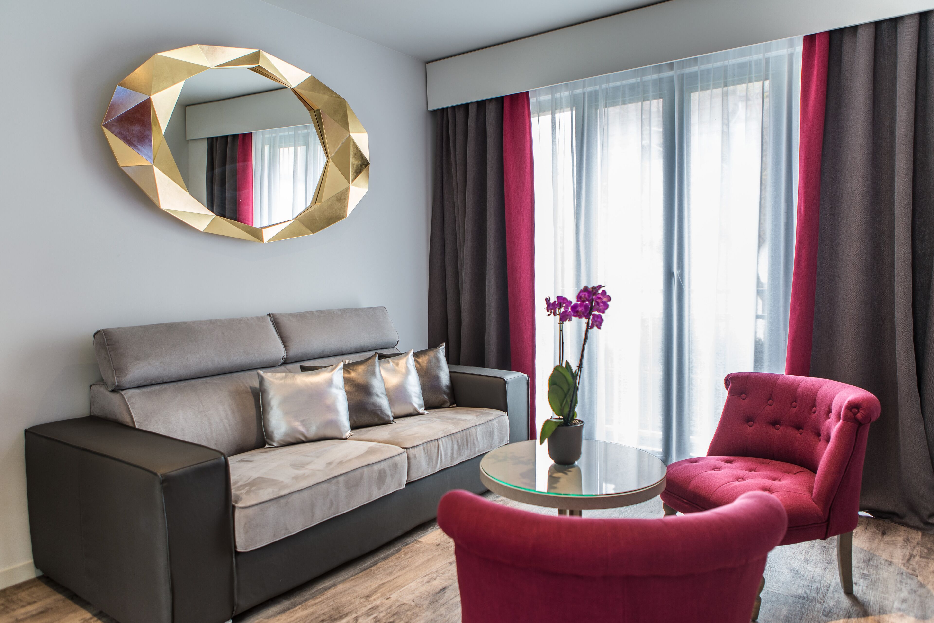 suite prestige | living area | flat-screen tv