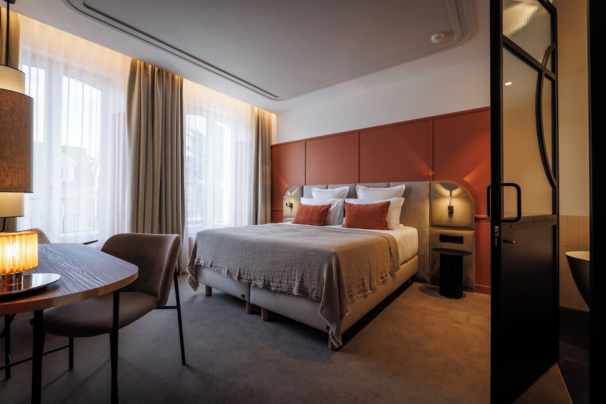 Premium bedding, in-room safe, desk, laptop workspace