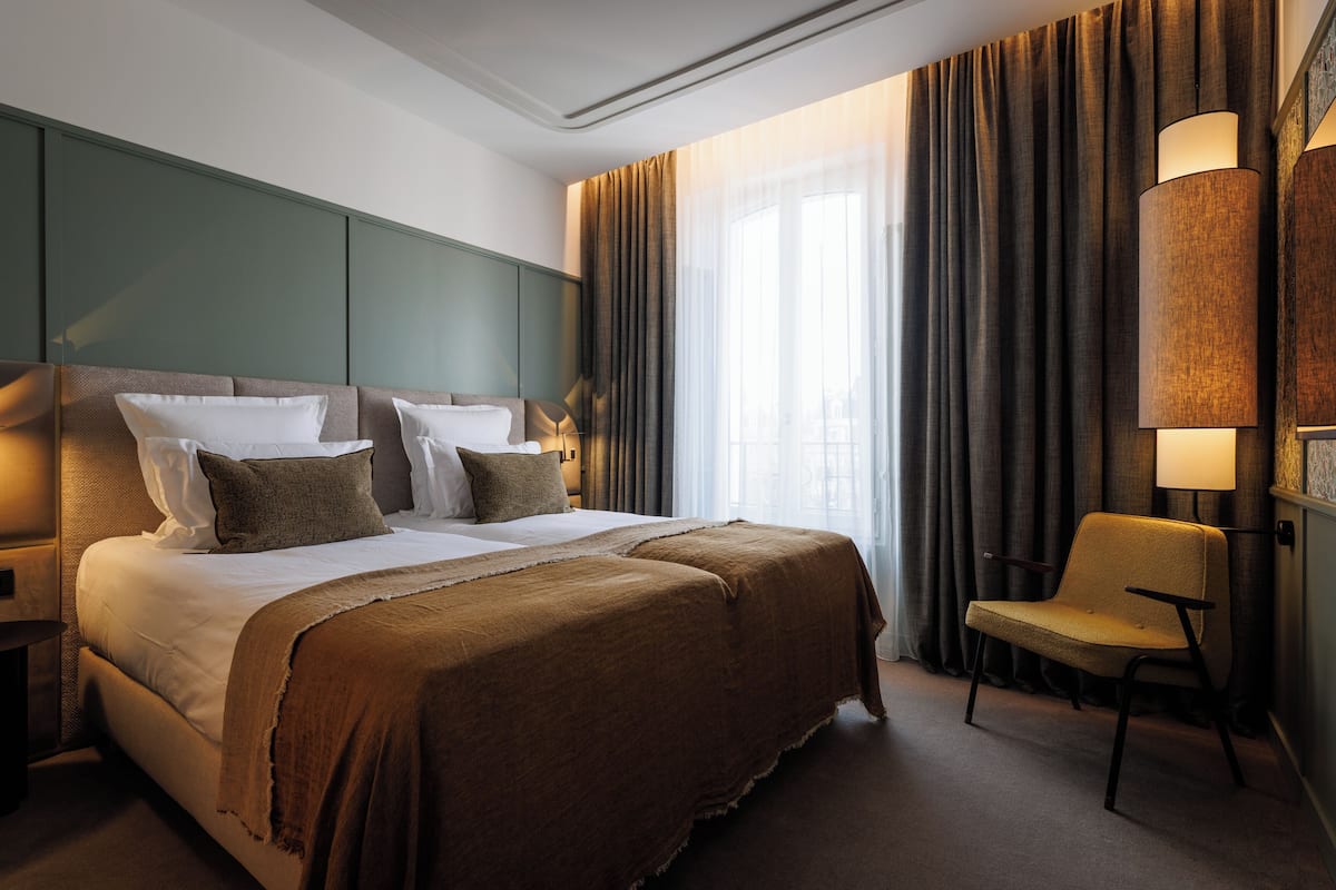 Premium bedding, in-room safe, desk, laptop workspace
