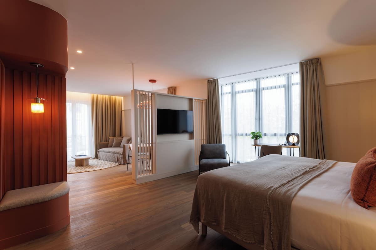 Premium bedding, in-room safe, desk, laptop workspace