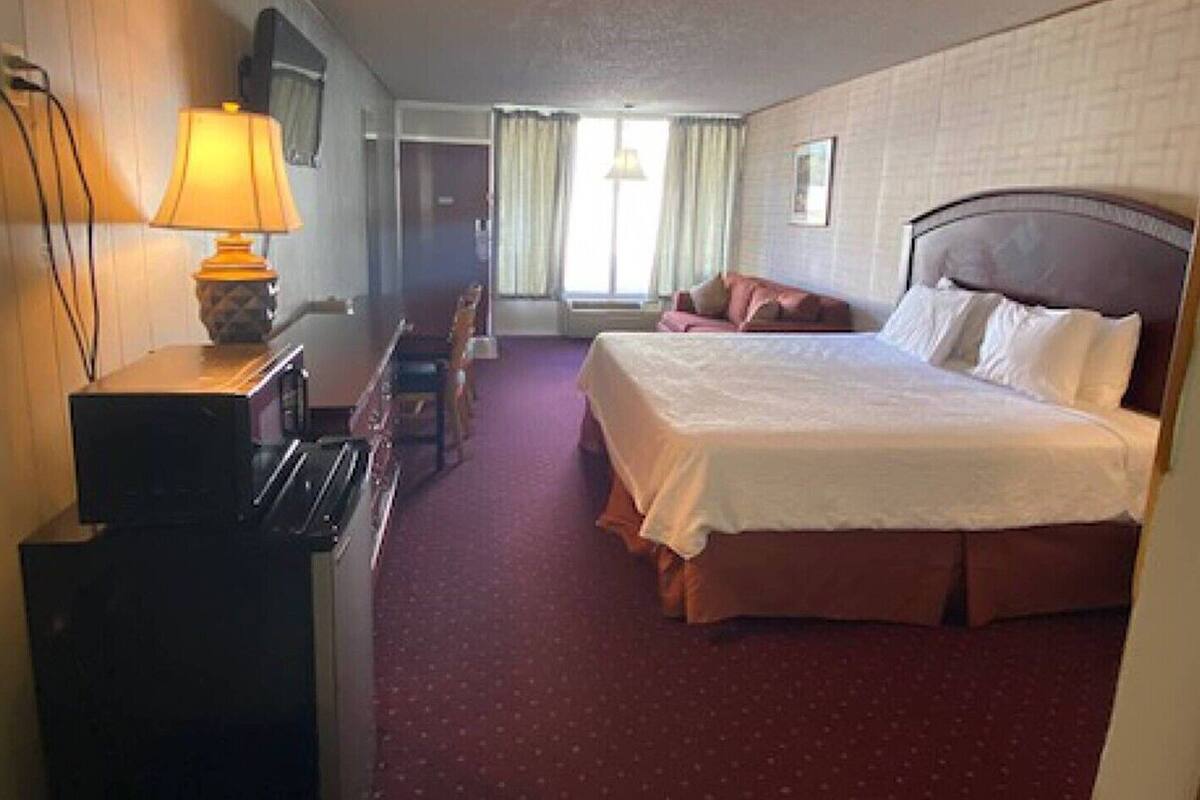 Deluxe Room, 1 King Bed, Non Smoking | Soundproofing, iron/ironing board, WiFi (free), alarm clocks