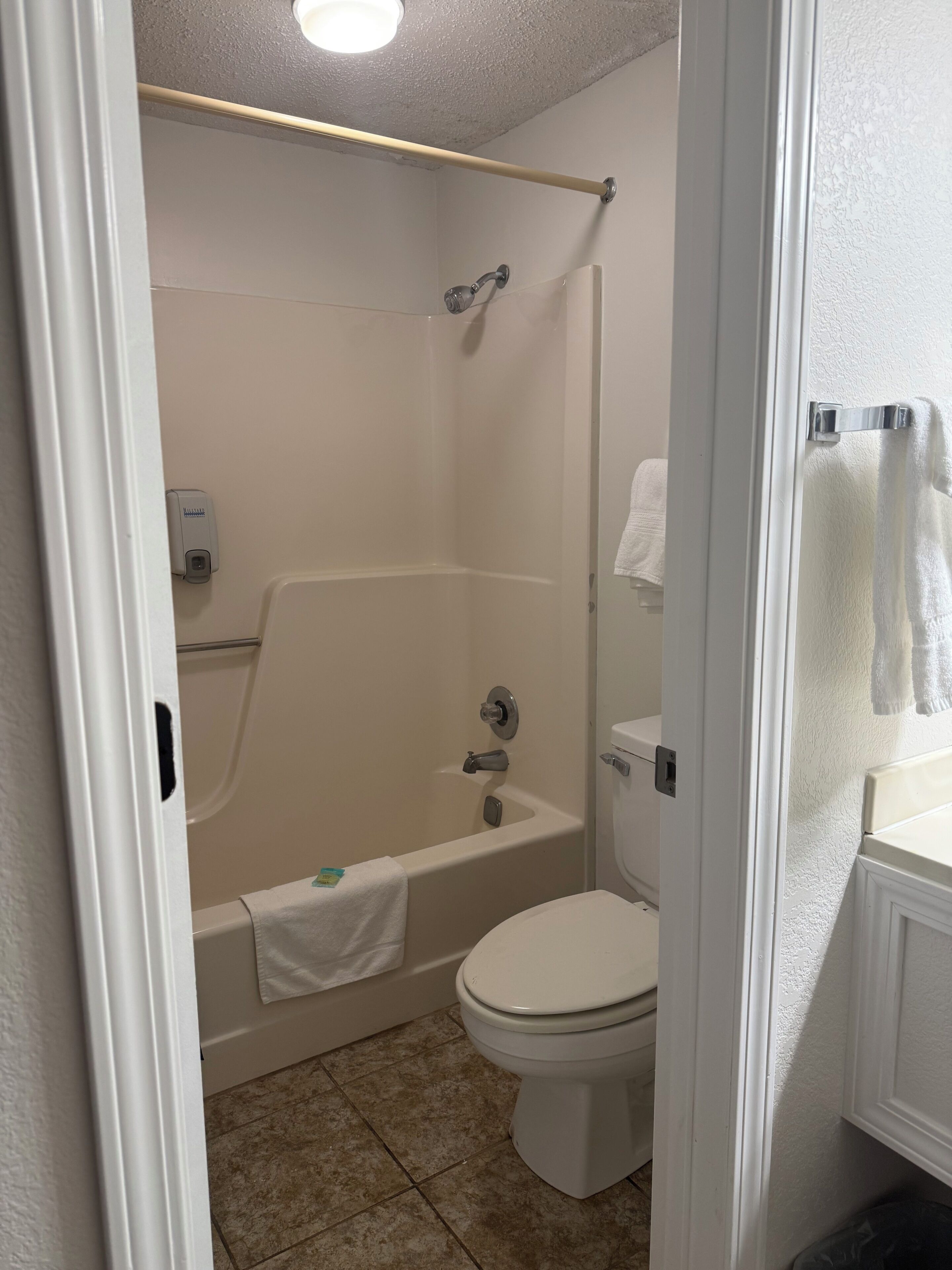 Articles de toilette gratuits, sèche-cheveux, serviettes fournies