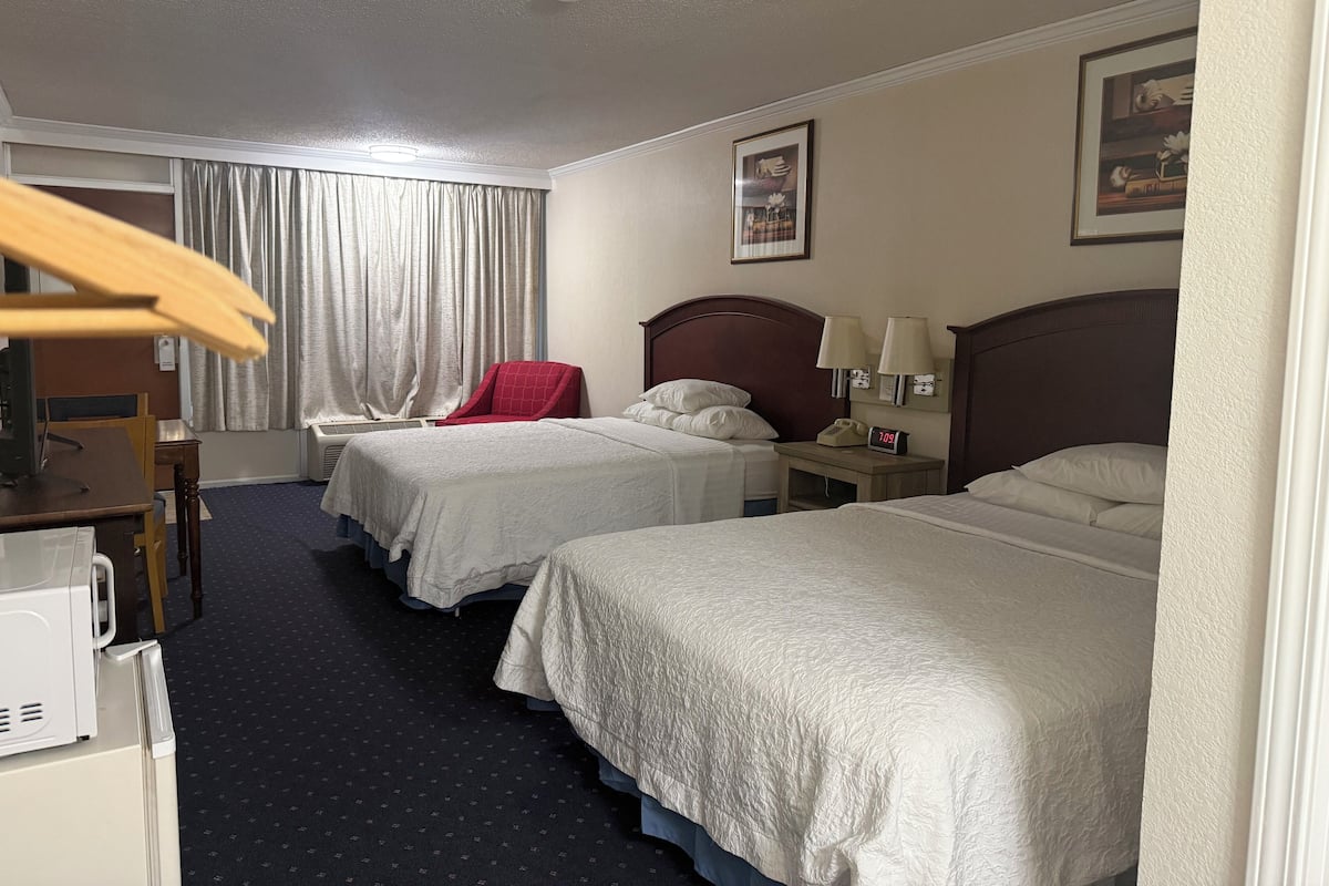 Quarto luxo, 2 camas Queen, para não fumantes | Quartos à prova de som, ferros/tábuas de passar roupa, Wi-Fi de cortesia